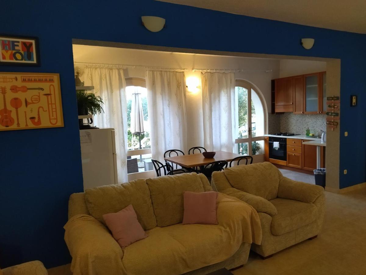 Holiday Home With Free Parking By The Beach Брела Екстер'єр фото