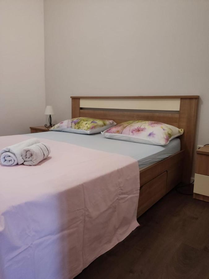 Holiday Home With Free Parking By The Beach Брела Екстер'єр фото