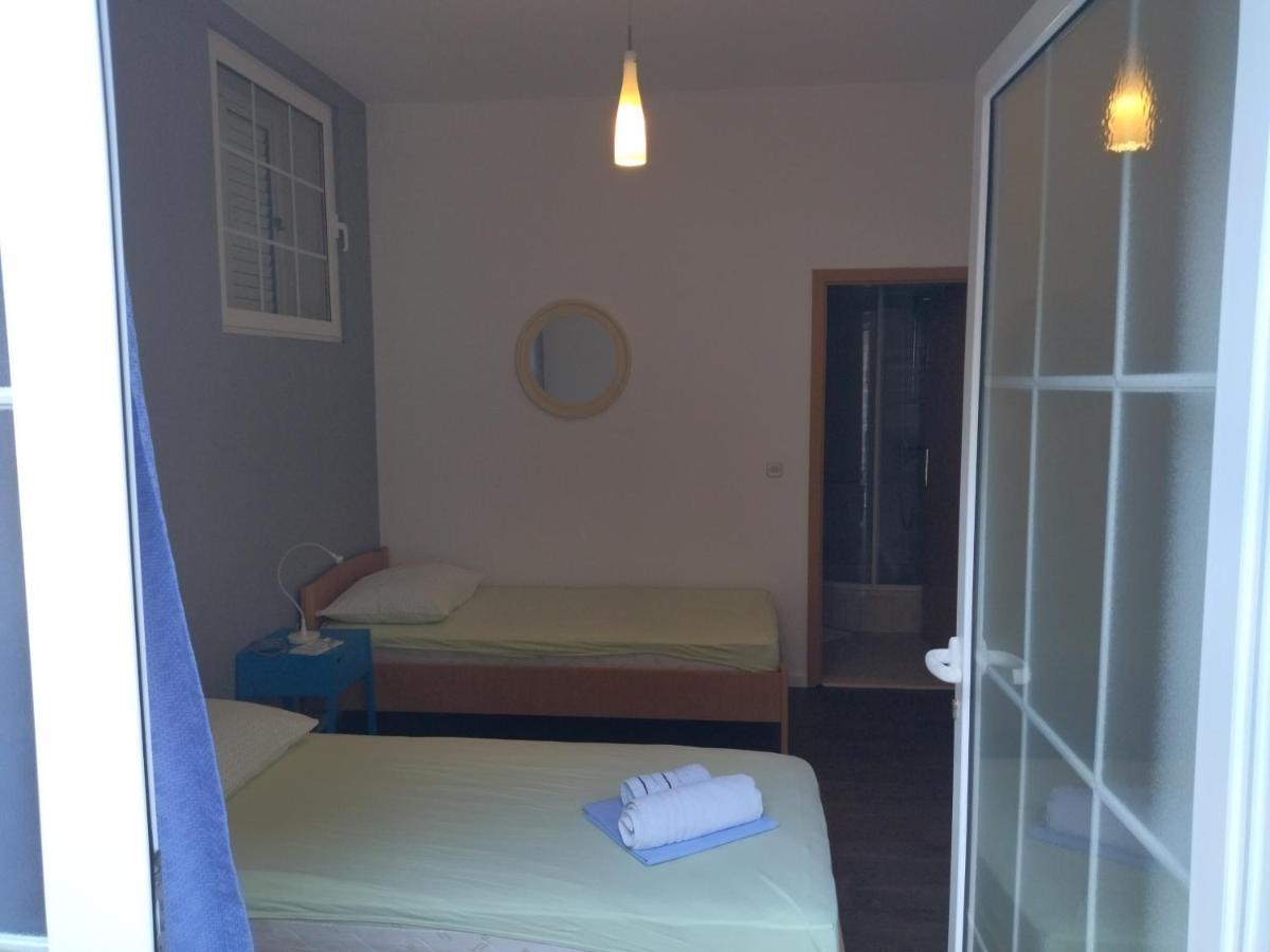 Holiday Home With Free Parking By The Beach Брела Екстер'єр фото